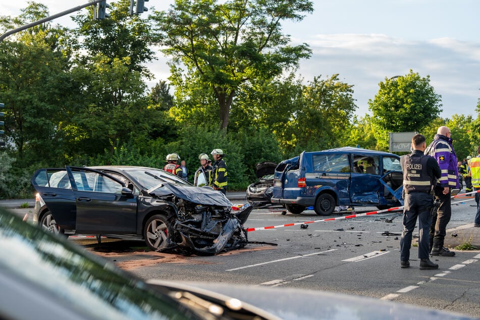 In der rheinland-pfälzischen Landeshauptstadt Mainz kam es am Sonntagabend zu einem Unfall mit vier beteiligten Fahrzeugen.