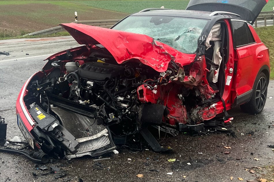 Tödlicher Zusammenstoß bei Marktheidenfeld-Altfeld: Der Fahrer dieses VW starb noch an der Unfallstelle.