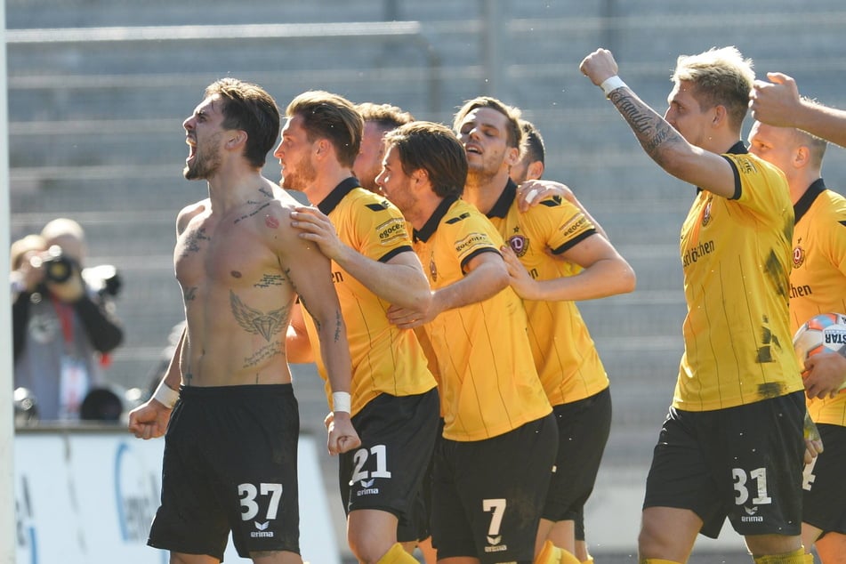 2. April 2016: Pascal Testroet (33, l.) feierte oberkörperfrei sein Tor zum 2:0 in Cottbus - rechts der heutige DFB-Star Robert Andrich (29). (Archivfoto)