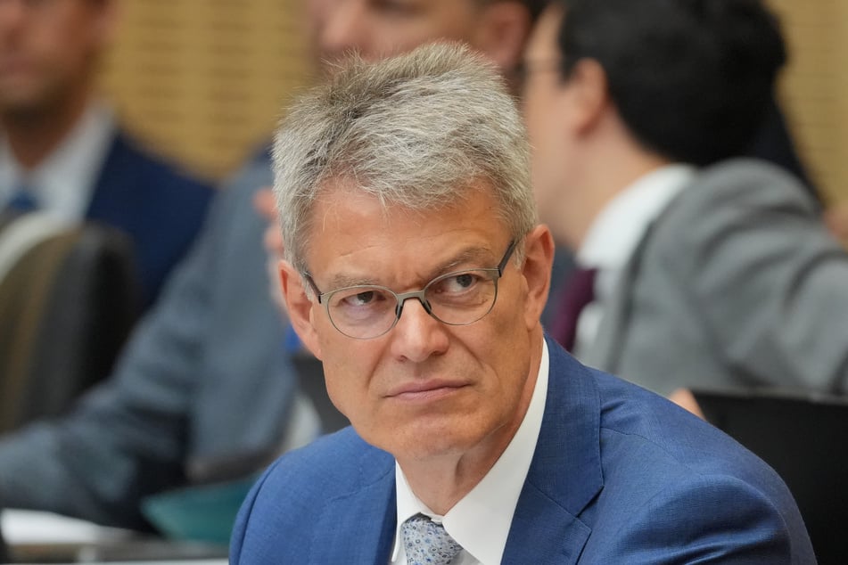 Der scheidende Verkehrsminister Patrick Schnieder (58, CDU) geht auf Distanz zum Kanzler.