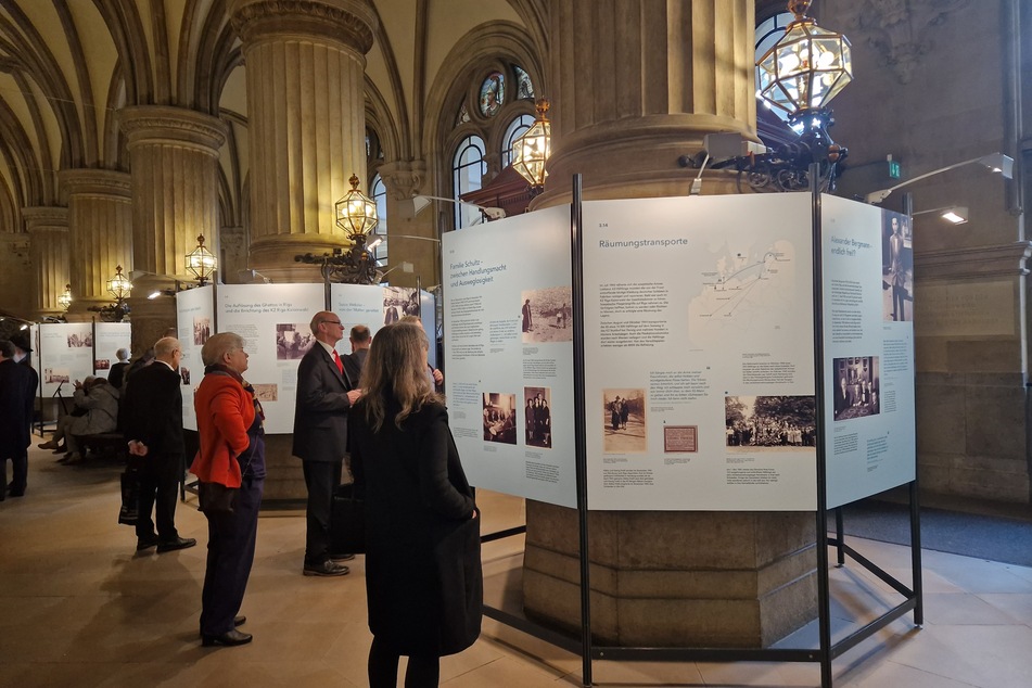 Die Ausstellung "Der Tod ist ständig unter uns" im Hamburger Rathaus befasst sich mit den Schicksalen deportierter und lettischer Juden.