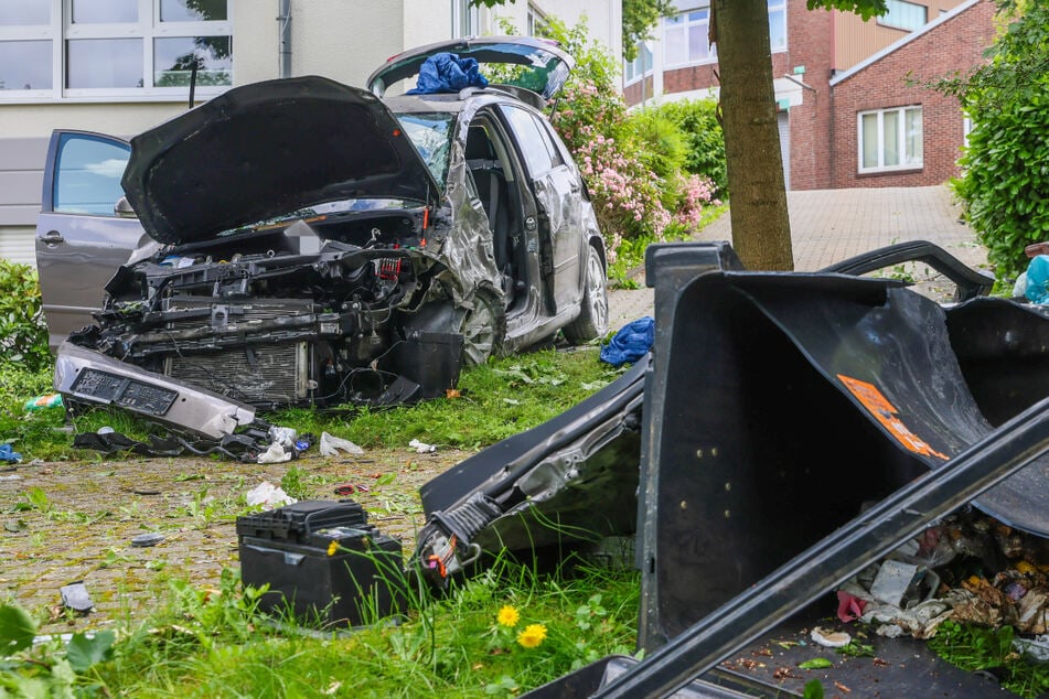 76-Jährige kracht mit ihrem VW Golf in Privatgarten: Baumstamm wird wohl zum Retter!