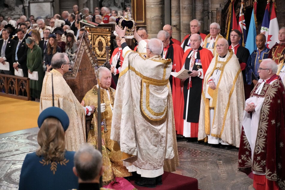 König Charles III. (74) erhält die Edwardskrone während der Krönungszeremonie in der Westminster Abbey.