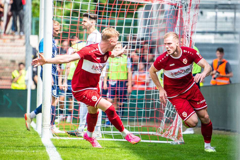 Matchwinner Eric Hottmann (r.) hat nach seinem 1:0-Siegtor gegen Babelsberg noch eine Mission: Die Aufstiegsspiele zur 3. Liga erfolgreich bestreiten.