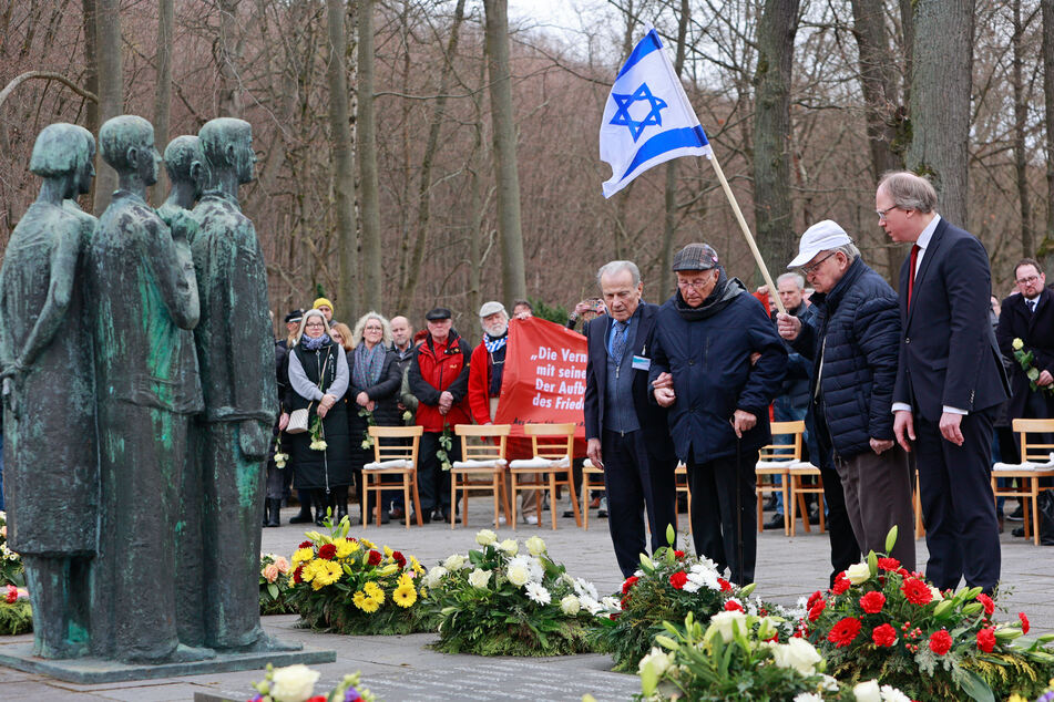 Sie überlebten das NS-Konzentrationslager Mittelbau-Dora: Albrecht Weinberg (vorne, von links nach rechts) Jerry Wartski und Itzhak Dove. Ganz rechts steht Gedenkstättenleiter Karsten Uhl.