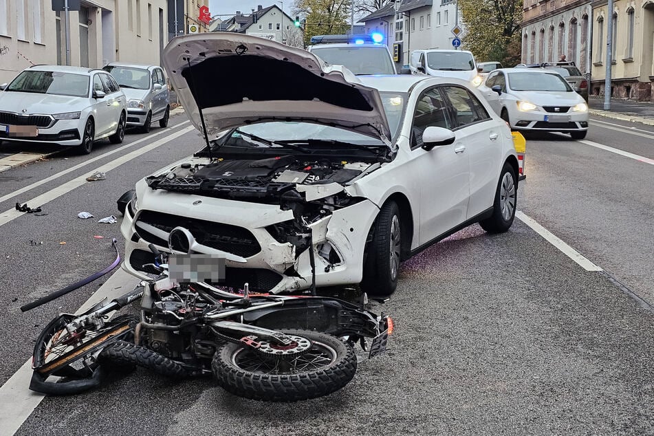 Ein Motorrad kollidierte mit einem Mercedes.