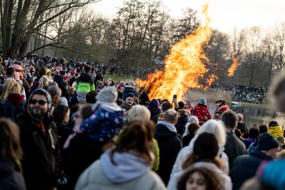 Im Britzer Garten in Berlin-Neukölln waren vergangenes Jahr viele Menschen beim alljährlichen Osterfeuer dabei.