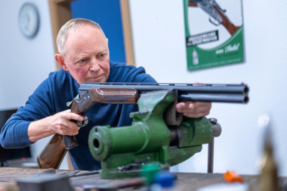 Konzentriertes Arbeiten: Bernd Pohlers passt seine Jagdflinte an.