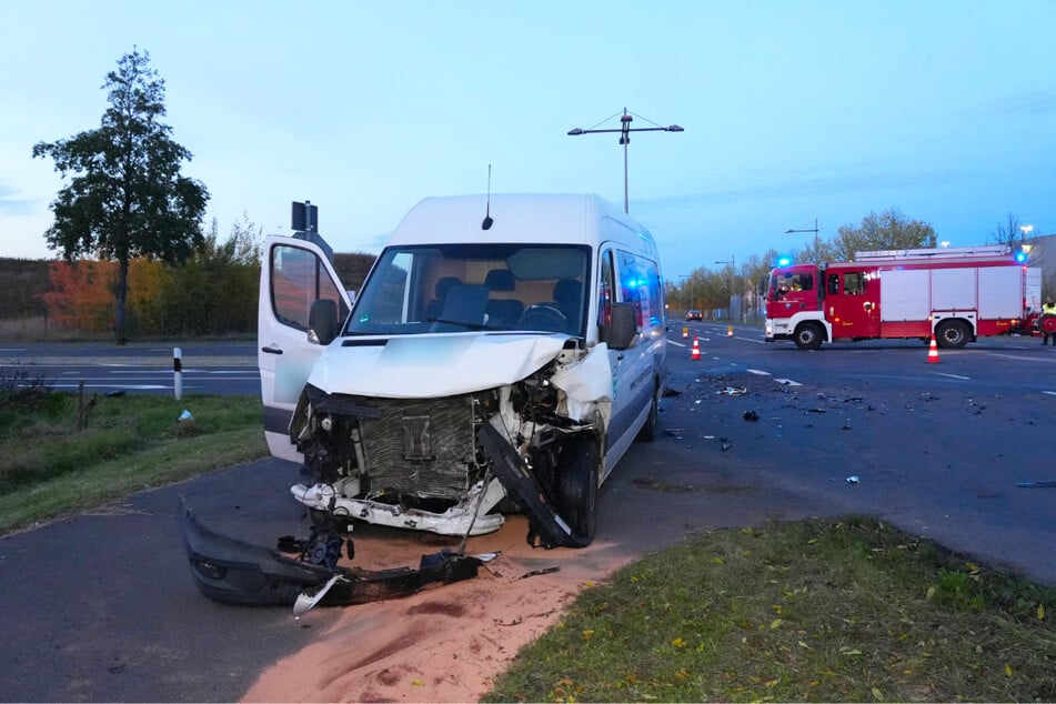 Auch der Transporter war ziemlich lädiert. Mindestens eine Person wurde außerdem verletzt.