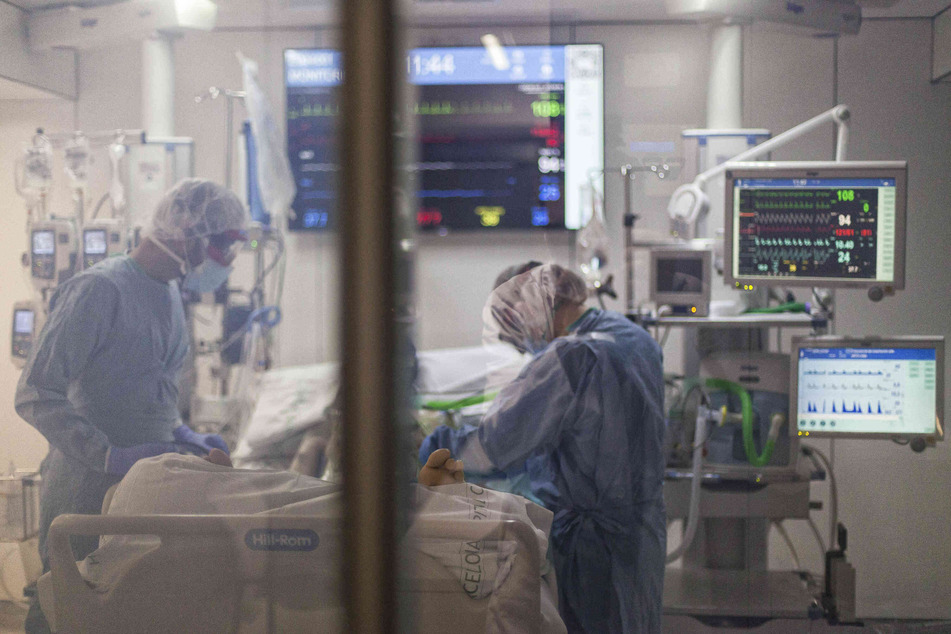 Barcelona: Gesundheitspersonal mit Schutanzügen behandelt einen Covid-19-Patienten auf der Intensivstation während der Pandemie.