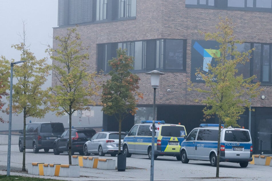 Amokalarm an Schule! Polizei durchkämmt das Gebäude