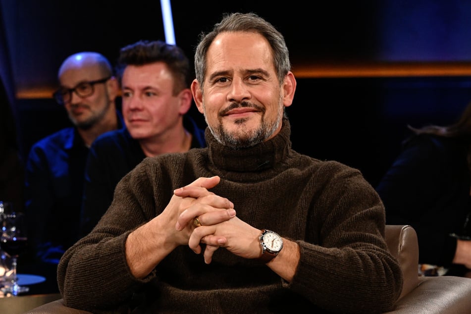 Moritz Bleibtreu (54) hat in der "NDR Talk Show" über seine Rolle als Vater im hohen Alter gesprochen.