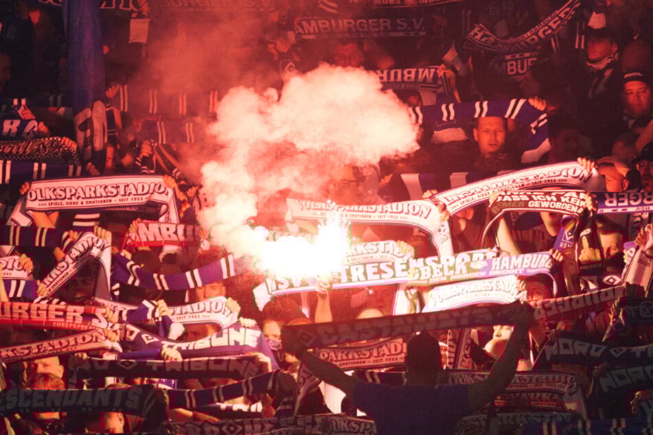 Die HSV-Fans zündeten in der vergangenen Saison öfter mal Pyrotechnik, wie hier während des Spiels auf Schalke. Dafür muss der Verein nun ordentlich blechen.