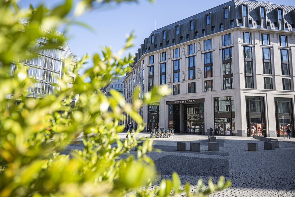 In bester Lage, direkt in Leipzigs Innenstadt, liegt das beliebte Einkaufzentrum Petersbogen mit einer tollen Auswahl an unterschiedlichen Stores und Geschäften.