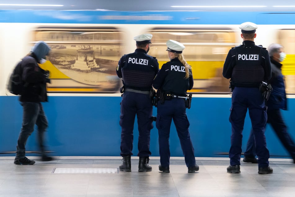 Polizisten kontrollieren die Maskenpflicht in der Münchner U-Bahn.