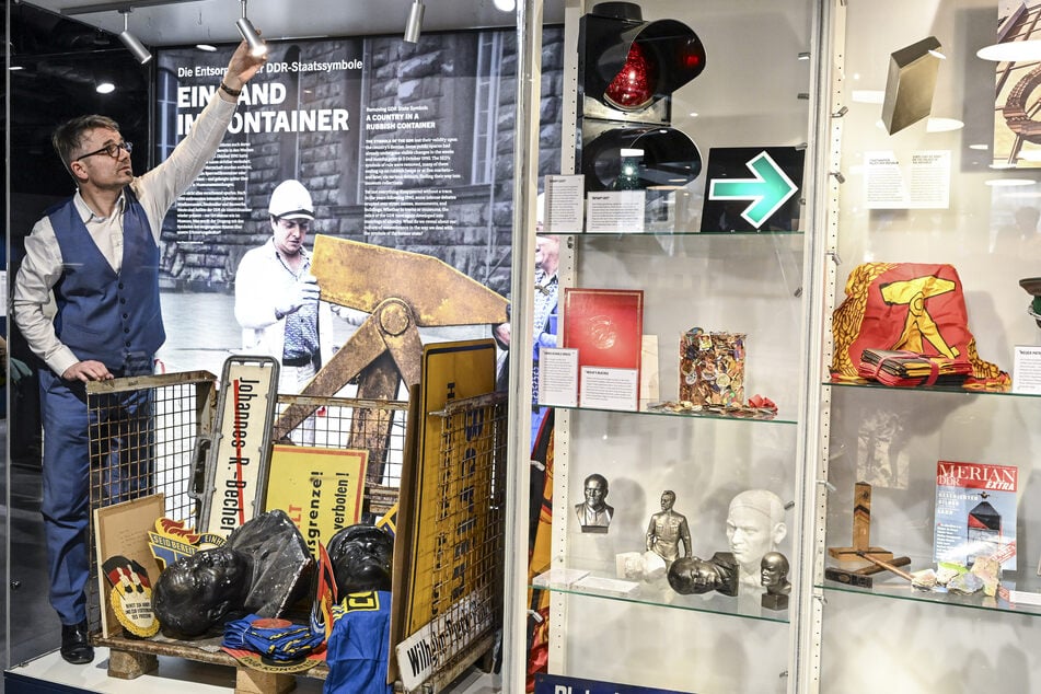 Sören Marotz, Ausstellungsleiter im DDR Museum, bereitet die Sonderausstellung vor.