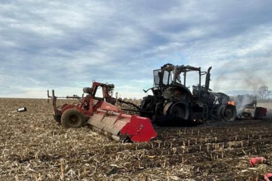 Traktor brennt nach plötzlicher Stichflamme komplett aus: 300.000 Euro Schaden
