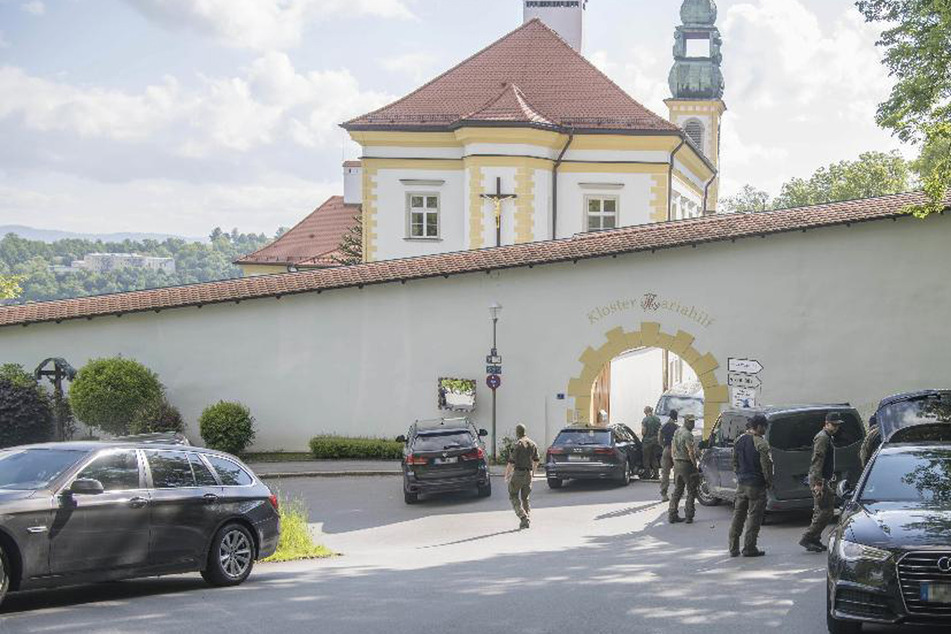 Mehrere SEK-Beamte rückten an, um die potenzielle Person auf dem Dach zu finden.