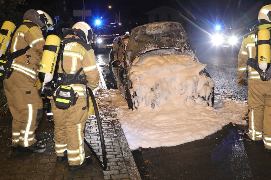 Die Feuerwehr löschte das in Brand gesetzte Auto.