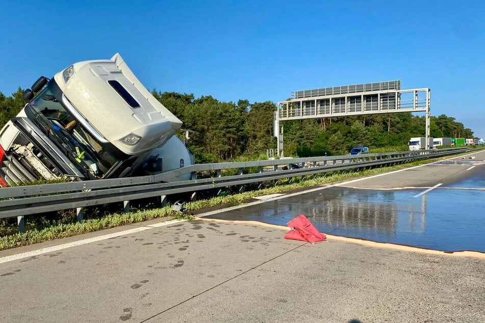 Das Speiseöl verteilte sich über beide Fahrspuren.