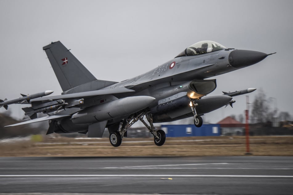 Ähnlich wie dieser dänische F-16-Kampfjet werden auch die von den Niederlanden gelieferten Flugzeuge aussehen. (Archivbild)