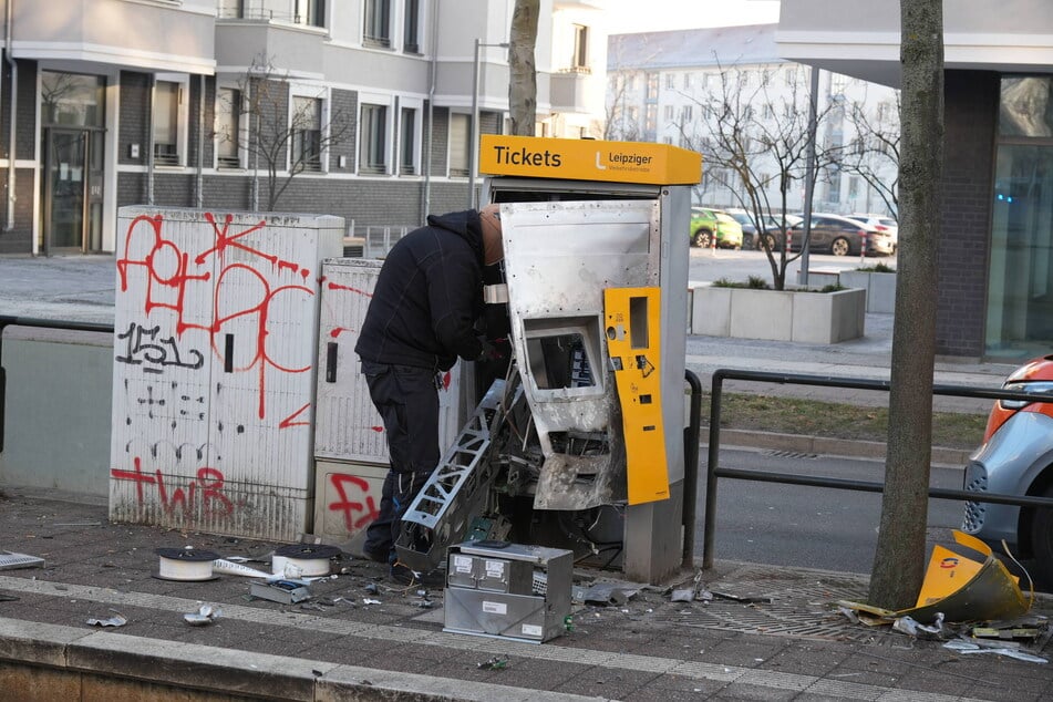 In der Nacht zum Freitag wurde ein Fahrkartenautomat in der Prager Straße an der Haltestelle "Technisches Rathaus" gesprengt.