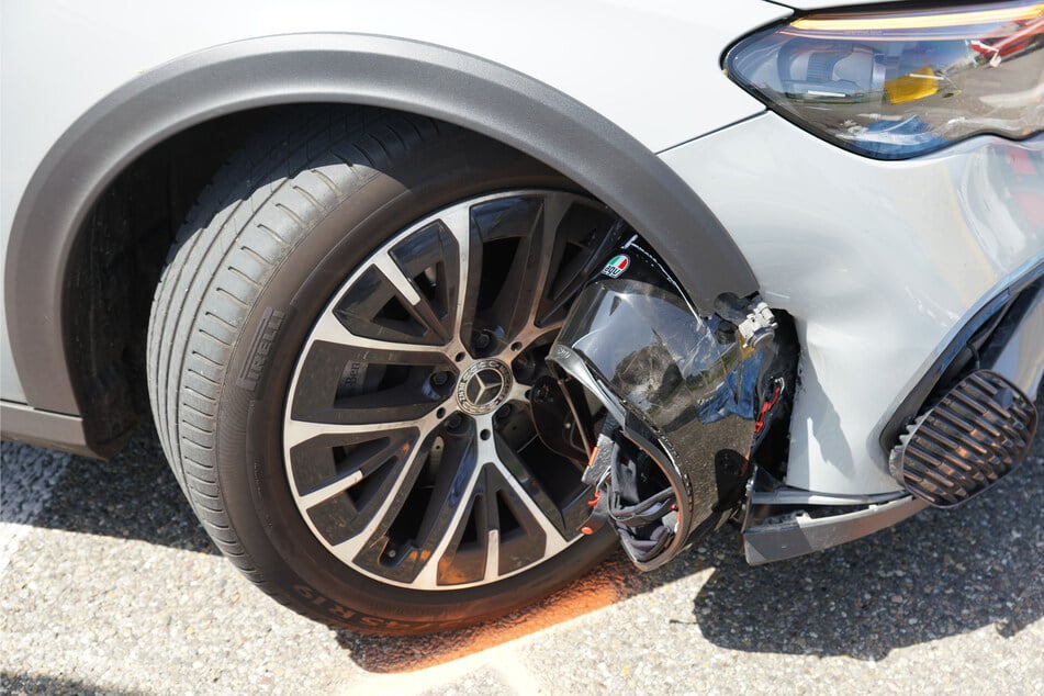 Der Sturzhelm des verunglückten Motorradfahrers verkeilte sich im Mercedes, in den er mit voller Wucht hineinprallte.