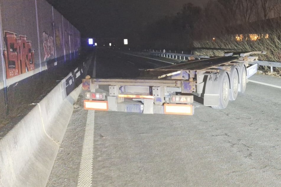 Im Januar haben Unbekannte einen Sattelauflieger quer über alle Streifen der A281 platziert.