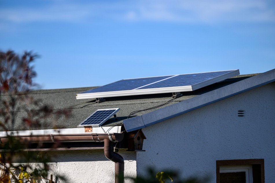 Hier liegen die ersten Solarzellen schon auf einem Kleingartendach.