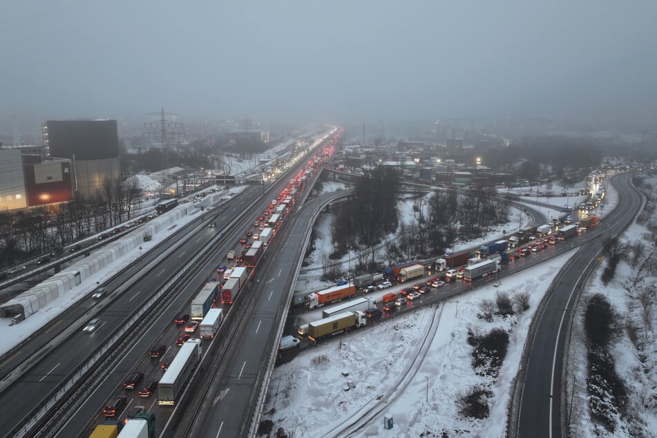 Es müssen Eisplatten vom Elbtunnel entfernt werden. Dies sorgt für Stau auf der A7.