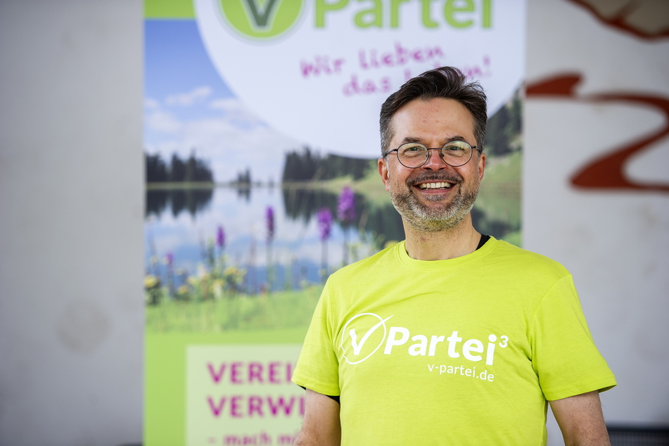 Er kämpft für eine Welt ohne Tierquälerei: Der Chemnitzer Thomas Lörinczy (50) kandidiert für die V-Partei³ zum Bundestag.