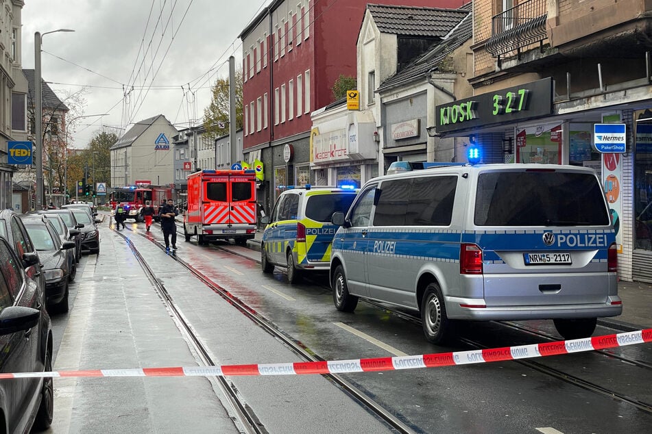 Die Polizei ist mit einem Großaufgebot vor Ort und hat den Tatort rund um den Katernberger Markt weiträumig abgesperrt.