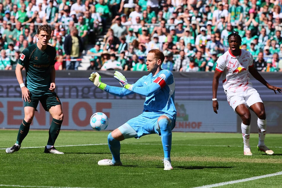 Rückkehrer Peter Gulacsi (M.) war ein sicherer Rückhalt für RB Leipzig.