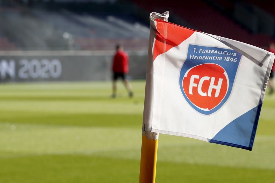 Auf der Eckfahne ist das Vereinslogo des 1. FC Heidenheim zu sehen.