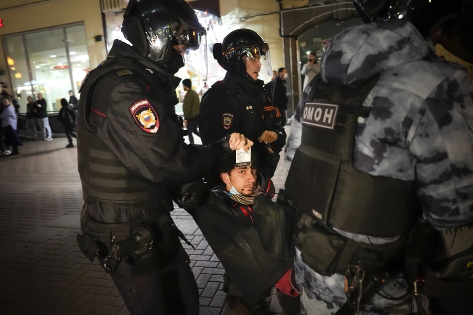 Bei Protesten in Russland gegen die von Kremlchef Putin angeordnete Teilmobilmachung des Militärs sind mehr als 1300 Menschen festgenommen worden. Das Bürgerrechtsportal OVD-Info zählte am Mittwochabend über 1350 Festnahmen in 38 Städten des Landes. In Moskau (Foto) wurden mehr als 500 Demonstranten in Gewahrsam genommen.