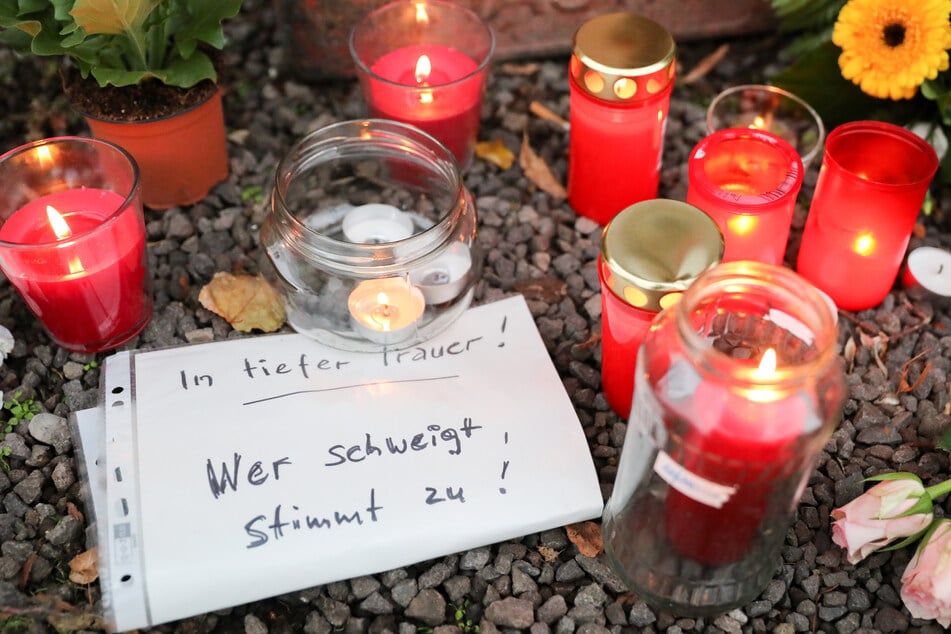 Zahlreiche Kerzen und Trauerbekundungen wurden nach der Tat an der Synagoge platziert.