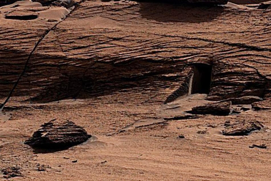 Auf den ersten und zweiten Blick sieht es aus, als habe der Rover einen künstlich angelegten Gang auf dem Mars entdeckt.