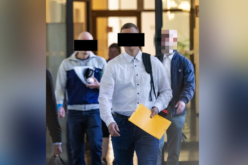Thomas R. (28, vorn) kam ohne Urteil davon.