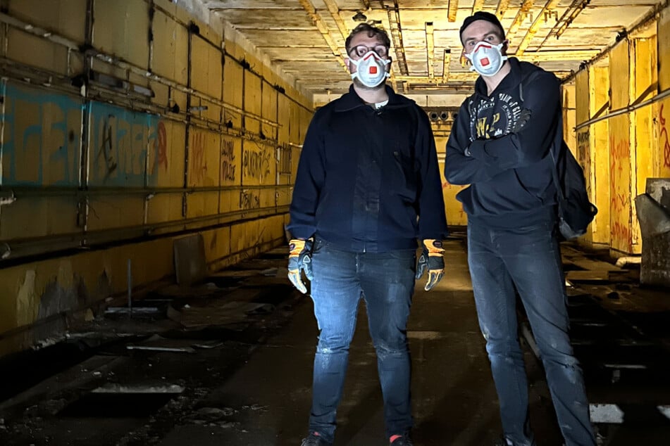 Reporter Luca (links) und Urban Explorer Tim in einem alten Atombunker in Sachsen-Anhalt.