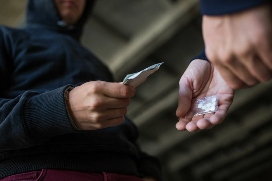 Der Drogendealer ahnte nicht, dass sich hinter dem potenziellen Kunden ein Polizist verbarg. (Symbolbild)