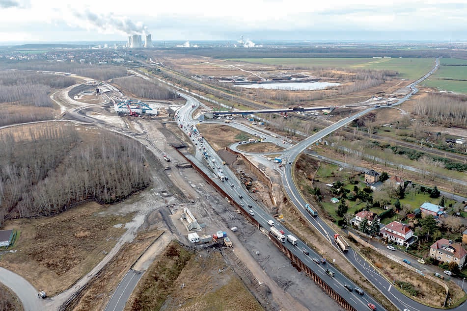 Nach dem Autobahnbau gibt es hier eine Brücke zu viel - jetzt wird sie abgebaut.