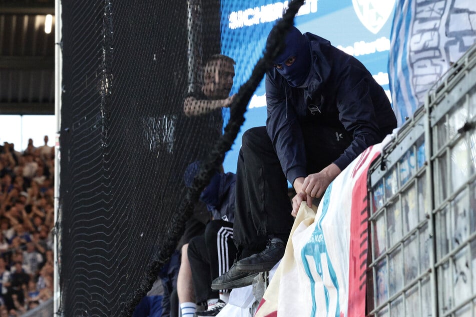 Ein vermummter Hertha-Anhänger entfernt schließlich das Banner.