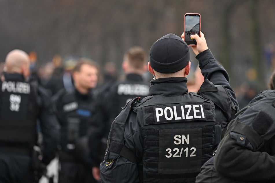 Polizisten bei einer Demonstration in Leipzig. In insgesamt 21 deutschen Städten hat die Initiative "Gen Z regelt das!" für Samstag zu Protesten aufgerufen, darunter die Messestadt.