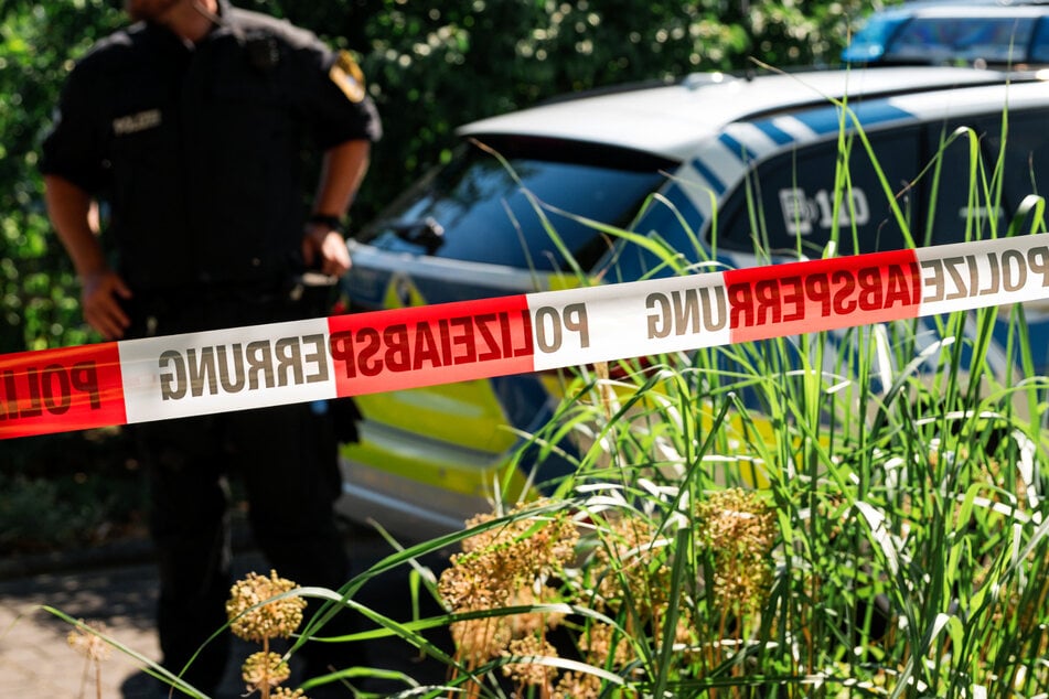 Zwei Männer, die der Angegriffenen zu Hilfe eilten, wurden ebenfalls durch Messerstiche verletzt.