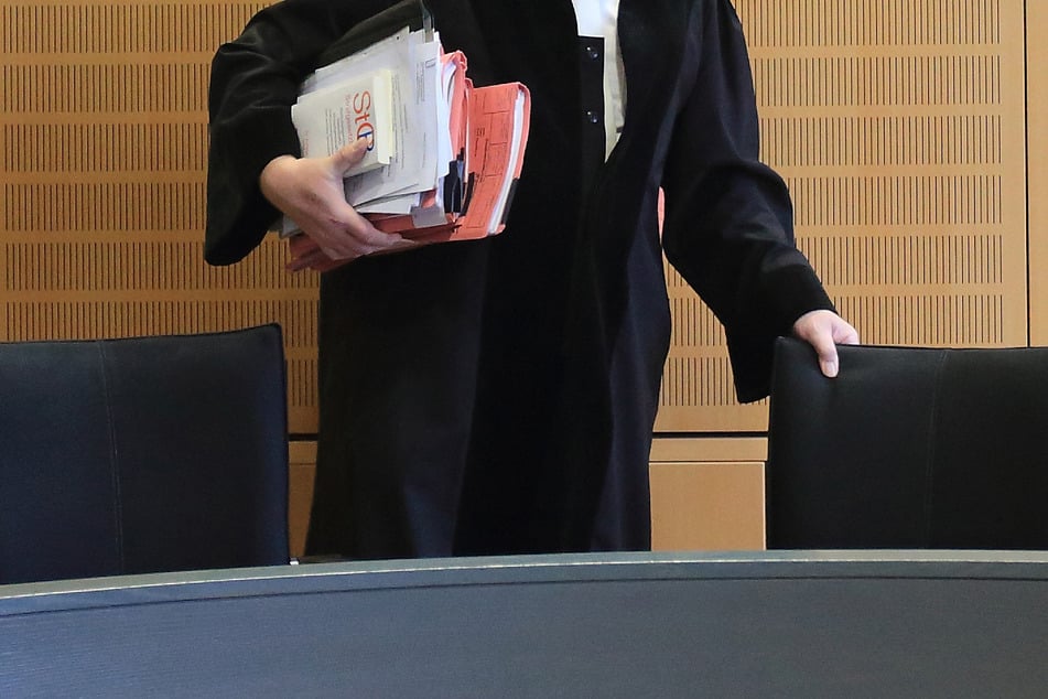 Eine 57 Jahre alte Frau wurde in Magdeburg wegen Geldbetrugs zu knapp drei Jahren Haft verurteilt. (Symbolbild)