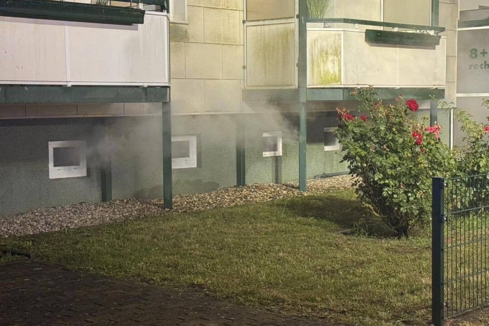Der Rauch drang aus den Kellerfenstern des Mehrfamilienhauses.