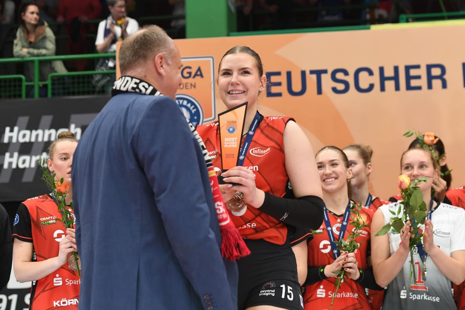 Marta Levinska (24, r.) bekam nach dem Finale die Ehrung zur wertvollsten Spielerin der Saison in der Volleyball Bundesliga aus den Händen von Dresdens OB Dirk Hilbert (54, FDP).