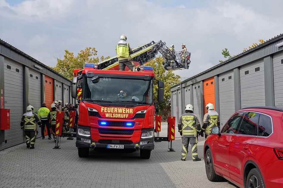 Die Feuerwehr setzte ein Drehleiterfahrzeug ein, um die zerstörte Drohne vom Dach der Garagen zu bergen.