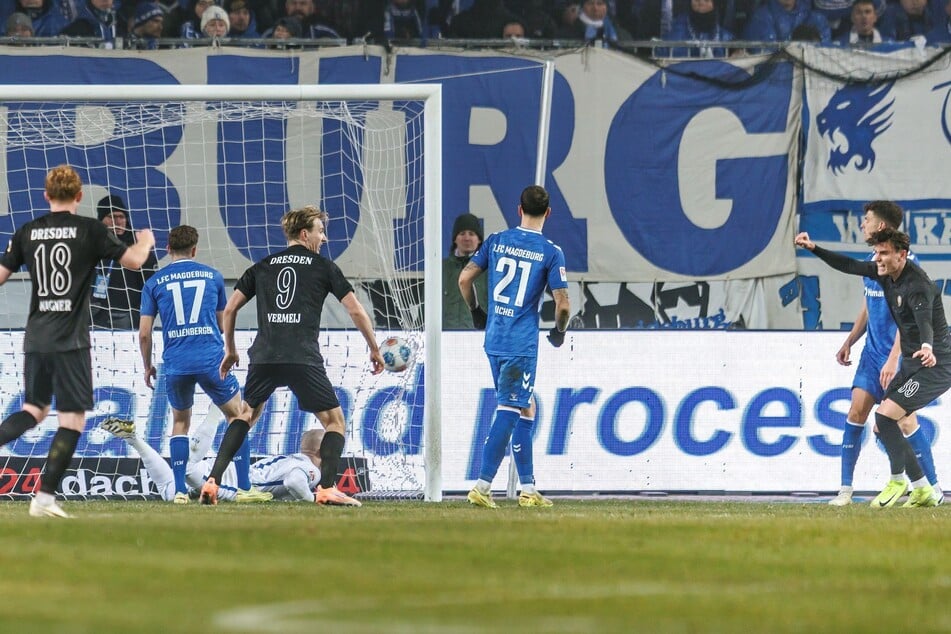 Thomas Keller (26, r.) traf gegen Magdeburg zum entscheidenden 2:1. Es war bereits das zweite Tor des Innenverteidigers im zweiten Spiel für Dynamo Dresden.