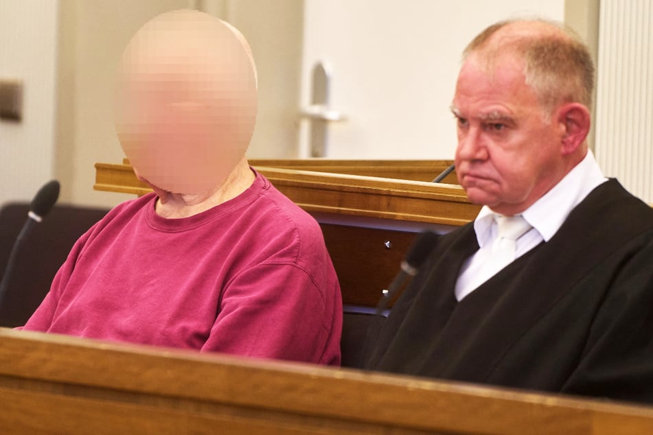 Der Angeklagte (81, l.) verfolgte die Urteilsverkündung zusammen mit seinem Anwalt Volker Klein.